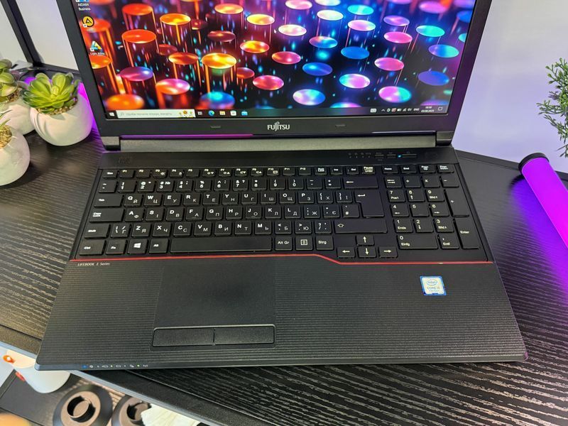 Fujitsu E557/15,6" - i5-7200u/8gb/SSD-256gb N100200 фото
