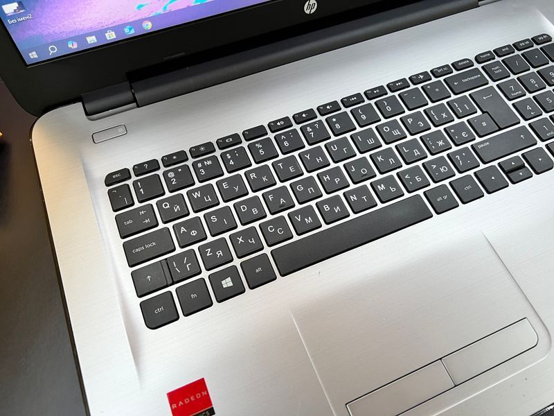 HP Pavilion 17 silver N100164 фото